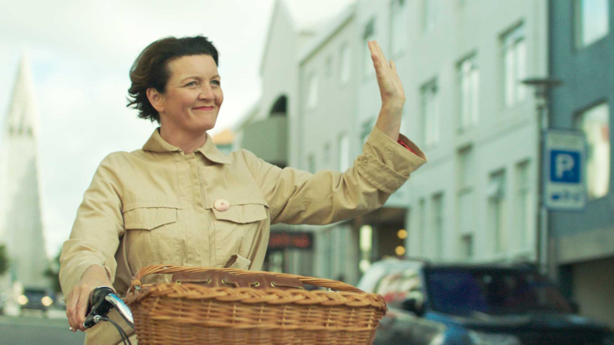 Woman at War (image 5)